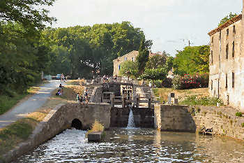 L'écluse triple de Trèbes et son moulin à droite