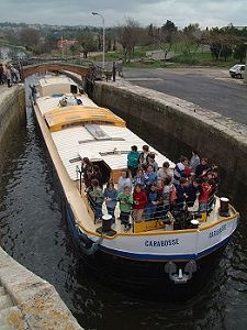 La péniche Caraboose franchit l'escalier d'écluses de Fonsérannes