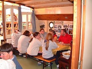 Une salle de classe qui se transforme en réfectoire.