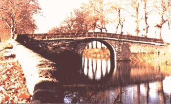 Le Pont de Caylus &agrave; Portiragnes, avant et apr&egrave;s qu'il ait &eacute;t&eacute; r&eacute;hauss&eacute; dans les ann&eacute;es 70