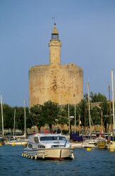 Un bateau Connoisseur devant la cité d'Aigues Mortes