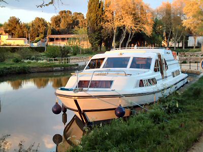 Un bateau Crown Blue Line