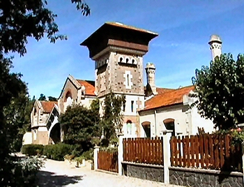 Le batiment d'exploitation du domaine de La Gardie