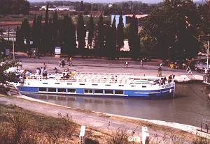 La p&eacute;niche Manon au pied des &eacute;cluses de Fonc&eacute;rannes