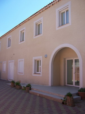 L'entr&eacute;e de l'h&ocirc;tel