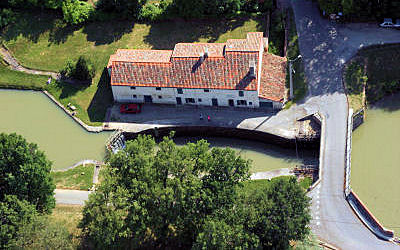 Une écluse en Lauragais vue du ciel