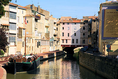 La Marie-Thérèse, barque de patron restaurée et remise à l'eau , amarée devant le Pont des Marchands à Narbonne, sur le Canal de la Robine