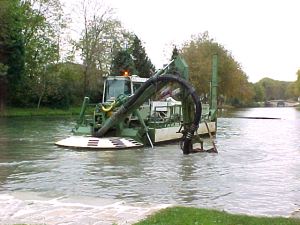 Un véritable aspirateur de vase monté sur une barge