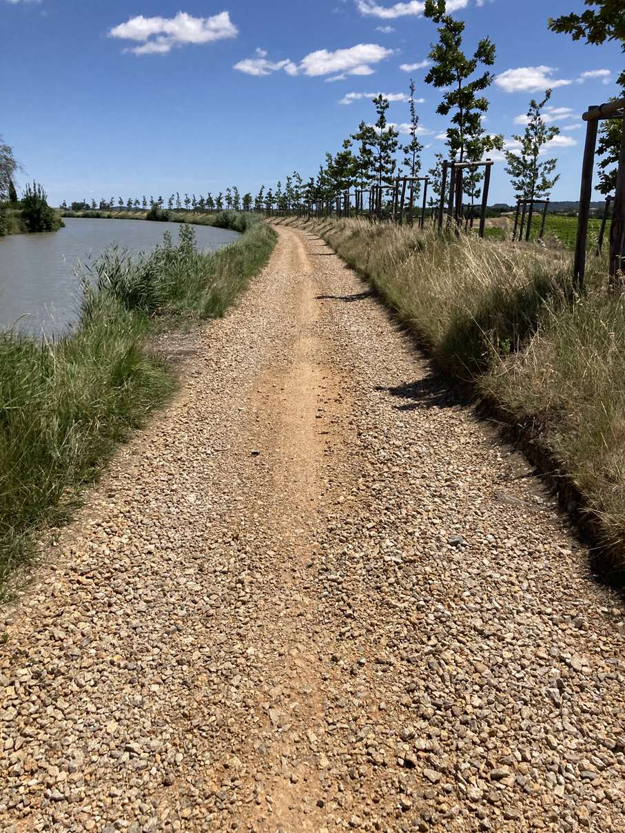 Une piste en gros gravier, pas très roulante