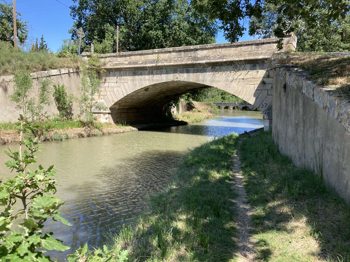 Un exemple de passage serré voire dangereux sous le pont de la Redorte.