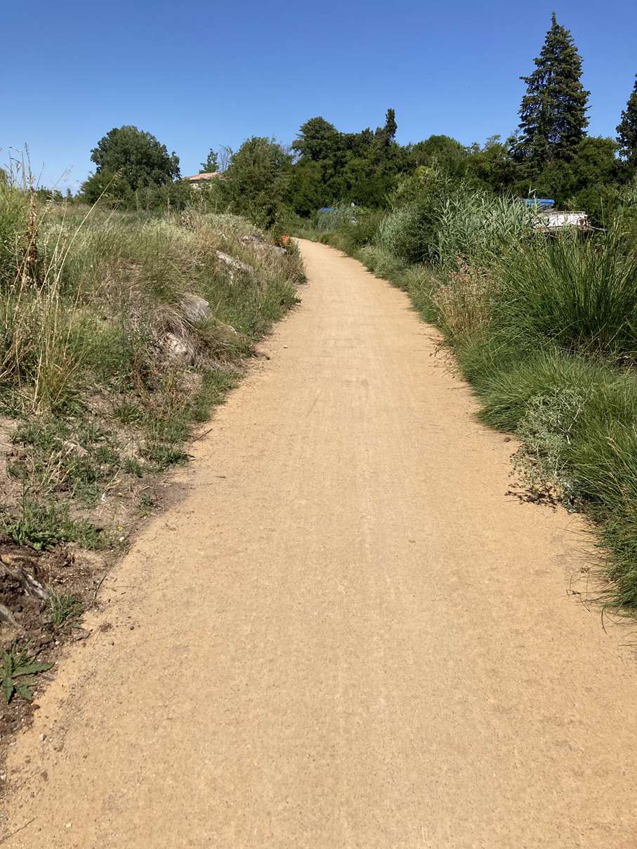 Une piste cyclable en terre battue à l'entrée de Béziers.