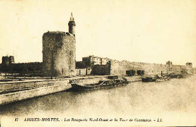 Le Canal du Rhône à Sète passe au pied des remparts d'Aigues-Mortes