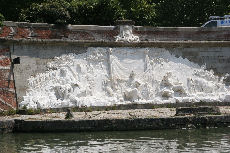 Le bas relief en marbre de Cararre des Ponts Jumeaux