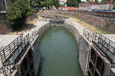 L'écluse de la Garonne sépare le fleuve du Canal de Brienne