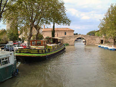 Vue côté amont. Sur la gauche une péniche épicerie...