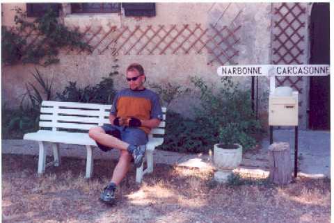 Ken sur un banc