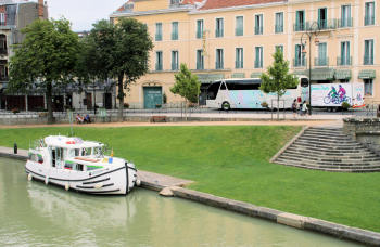 Péniche amarrée à Carcassonne