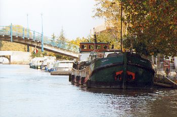 Une péniche aménagée par un particulier dans le port de Homps